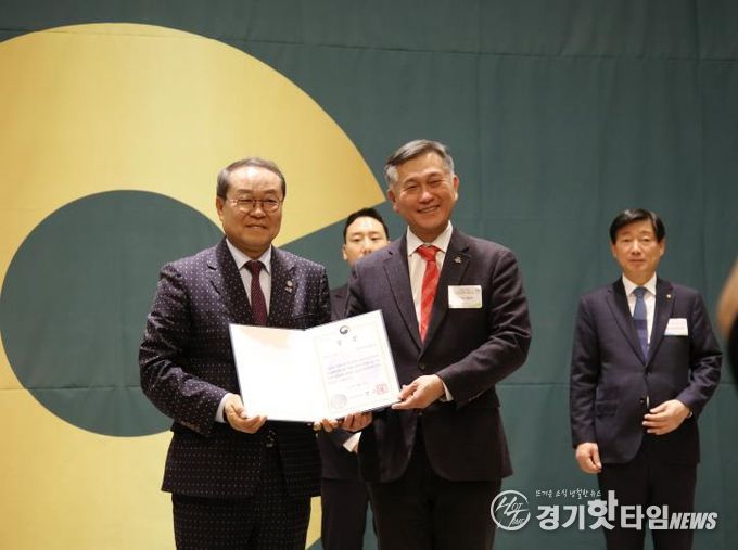 허숭 안산도시공사 사장이 4일 안산 엠블던 호텔에서 열린 ‘2025 경기도 지역사회공헌 인정의 날’에서 강기태 경기도사회복지협의회장(왼쪽)으로부터 2025년 지역사회공헌 인정제 보건복지부 장관상을 받고 있다.