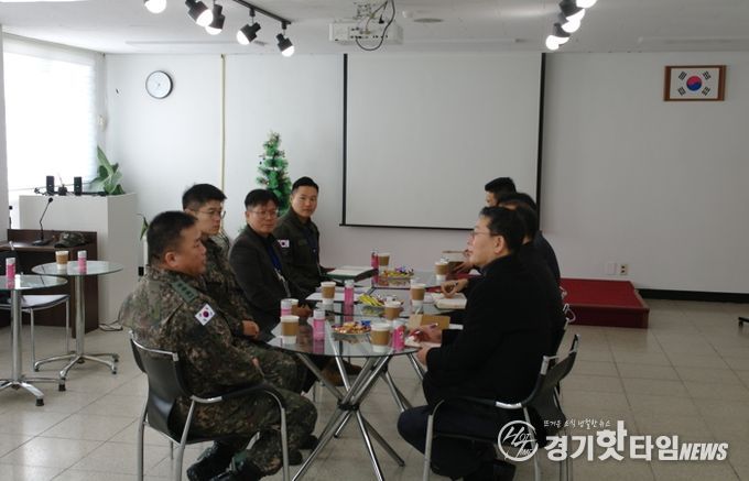 지난 4일 안전환경국장을 비롯한 관계 직원들이 관내 1항공여단을 방문해 여단장 등 부대 관계자와 헬기 소음 저감 조치에 대해 면담을 하고 있다.