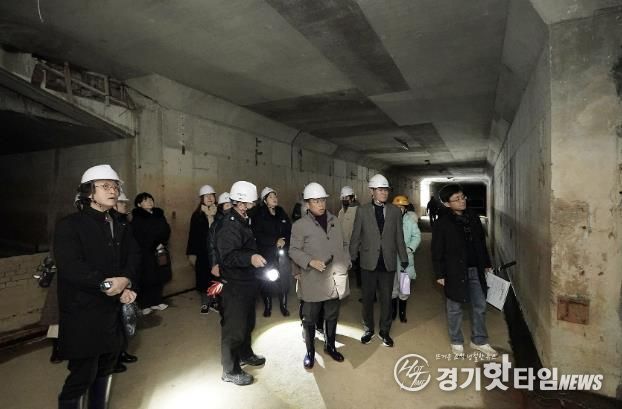 구미동 성남물빛정원 지하 공동구 활용도를 찾기 위해 진행 중인 시민 탐사대 프로그램에 참여 중인 신상진 성남시장