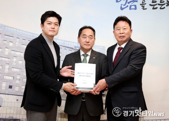 서태원 가평군수(사진 맨 오른쪽)와 김용태 국회의원(사진 맨 왼쪽)이 8일 전북 전주에 위치한 국민연금공단 본사를 방문해 김태현 이사장에게 ‘국민연금공단의 가평상담센터 폐쇄 반대 건의문’을 직접 전달하고 있다.