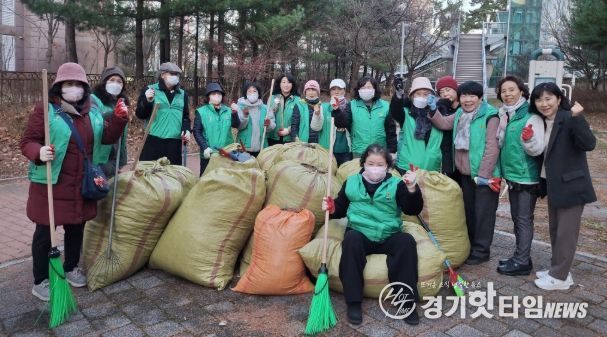 광명시 소하1동 새마을지도자협의회와 새마을부녀회는 지난 8일 주민의 안전과 쾌적한 보행 환경 조성을 위해 구름산초등학교 후문과 운산고등학교 등교길 일대에서 환경정화 활동을 진행했다.