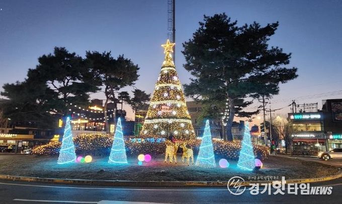 파주시 주요 교차로 대형 성탄절 나무 경관조명 설치… 따뜻한 연말 분위기 연출