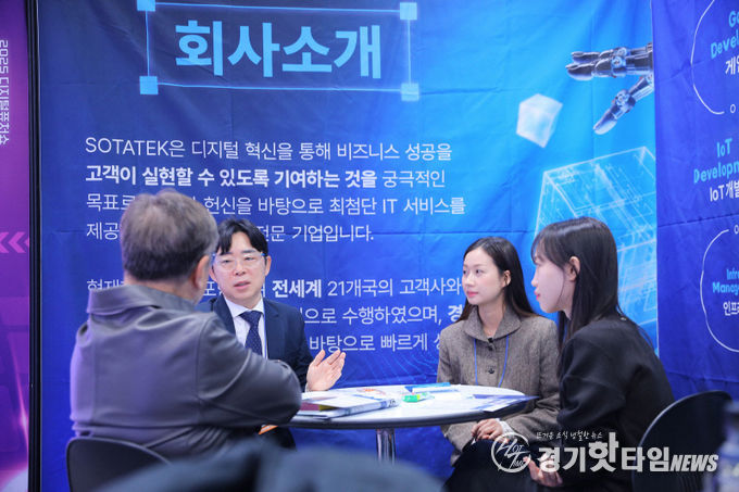 소타텍 코리아 멤버들이 디지털 퓨처쇼 2025 현장에서 업계 관계자들과 네트워킹하는 모습