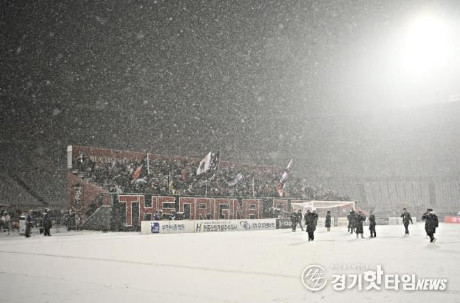 이달 4일, 부천FC1995의 승강 PO 1차전이 폭설로 연기된 후에도 헤르메스가 자리를 지키며 응원하고 있다.