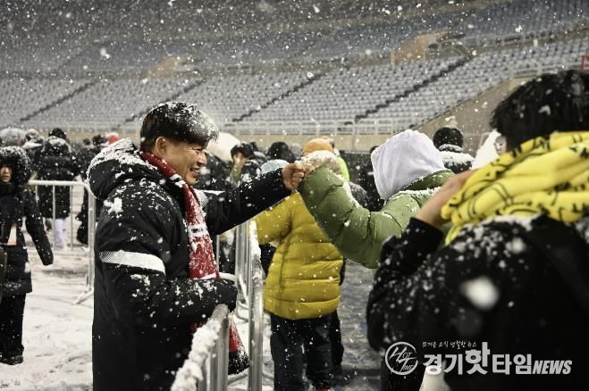부천FC1995의 승강 PO 1차전이 폭설로 연기된 후 돌아가는 시민들과 조용익 부천시장이 주먹인사를 나누고 있다.