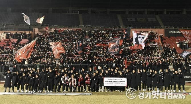 부천FC1995 K리그1 승격을 축하하며 선수단과 헤르메스가 단체 기념사진을 촬영했다.