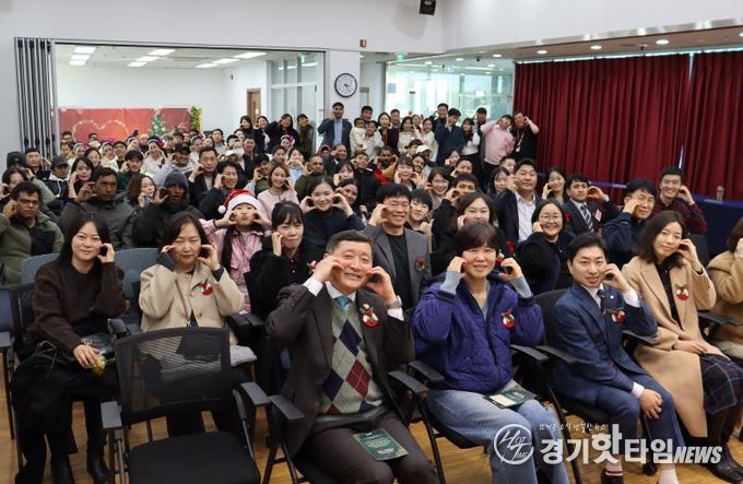 2025년 화성시외국인복지센터 사업보고회 기념 사진