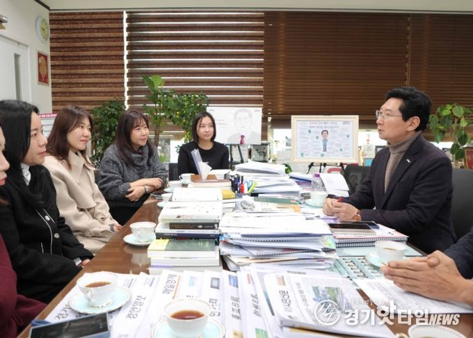 이상일 용인특례시장은 15일 시장실에서 기흥역세권에 거주하는 시민들과 만나 교육 현안을 논의했다.