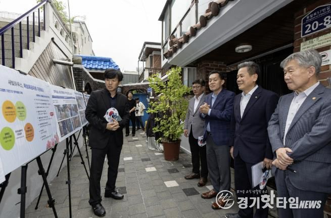 수원시와 한국보훈복지의료공단이 수원지역 독립유공자 후손의 집수리를 지원한 새빛하우스 앞에서 관계자들이 사업 설명을 듣고 있다.