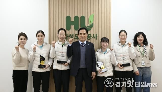 국제대회와 전국대회에서 입상한 화성도시공사 탁구단 선수들과 HU공사 한병홍 사장이 메달과 상패를 들고 기념촬영을 하고 있다.