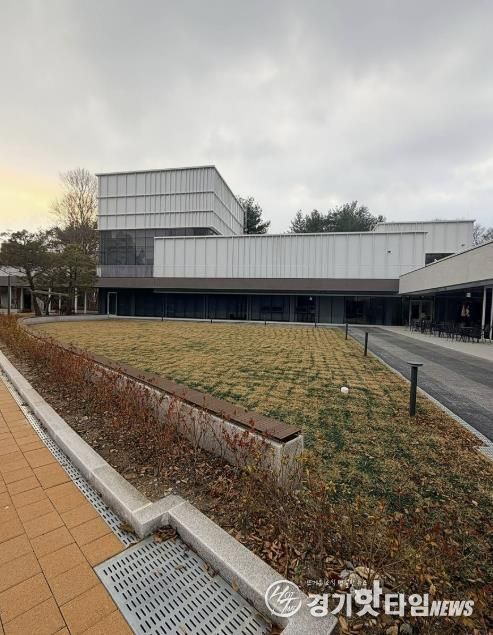 결혼식 후 연회장소로 활용할 수 있는 성남물빛정원 뮤직홀 앞 잔디마당