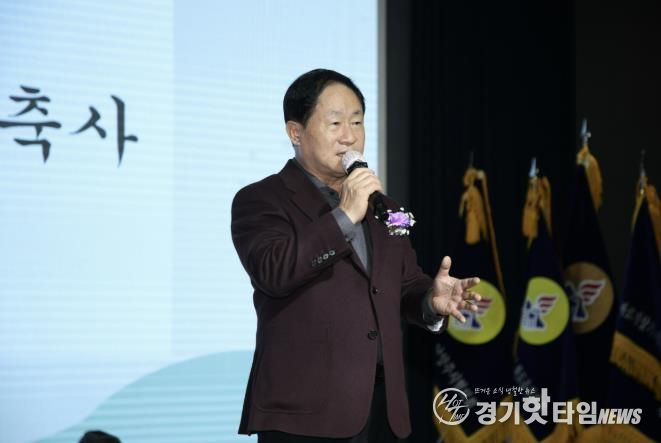 주광덕 시장이 바르게살기운동 남양주시협의회 회원대회에서 축사를 전하고 있다.