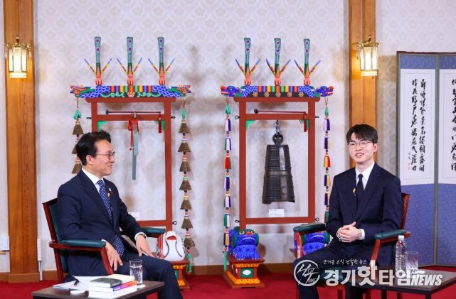 김민석 국무총리가 지난 18일 총리서울공관에서 프로게이머 '페이커' 이상혁 선수를 초청해 '제7차 토론나라: 총리의 인터뷰'를 진행하고 있다.