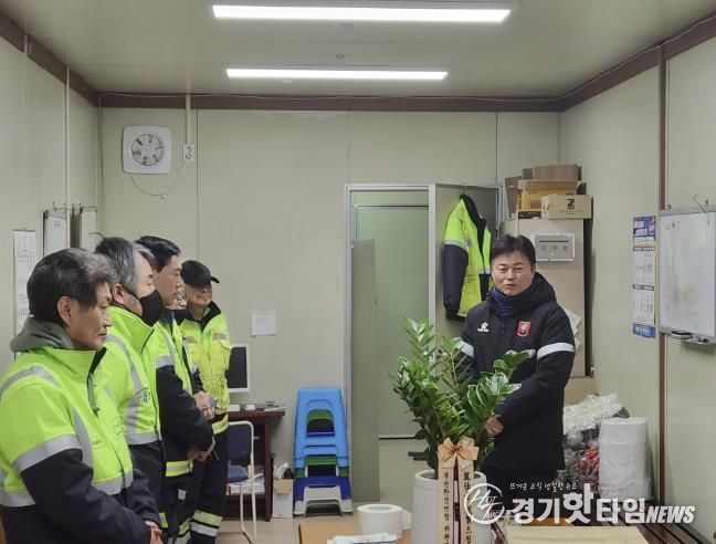 조용익 부천시장이 현장대기소를 찾아 환경미화원들의 노고에 감사를 표하고 있다.