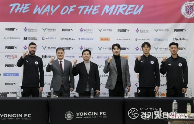 이상일 용인특례시장이 4일 포은아트홀에서 열린 용인FC 창단 기자회견을 마친 뒤 최윤겸 감독, 이동국 테크니컬 디렉터, 선수들과 기념사진 촬영을 하고 있다.