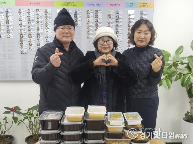 인창동 행정복지센터에서 유정희 회장과 밑반찬 전달식을 진행하고 있다.