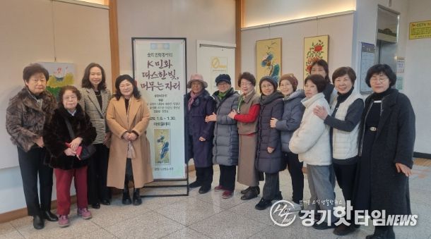 지난 6일 솔뫼 민화동아리원이 도서관 1층 아트갤러리에서 열린 한국 전통민화 전시 'K민화 - 따스한 빛, 머무는 자리'에 참석해 기념사진을 촬영하고 있다.