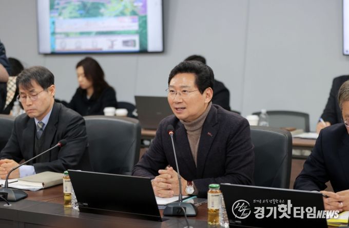 이상일 용인특례시장이 9일 처인구 원삼면에 있는 '용인반도체클러스터 일반산업단지' 현장에서 용인 반도체 프로젝트와 관련해 입장을 설명하고 있다