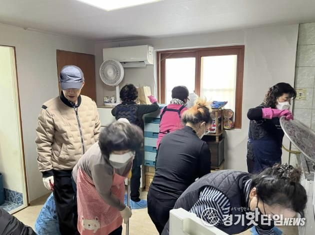 수원시 장안구 정자2동 '찾아가는 통장봉사대' 독거어르신 가구 청소 봉사 실시