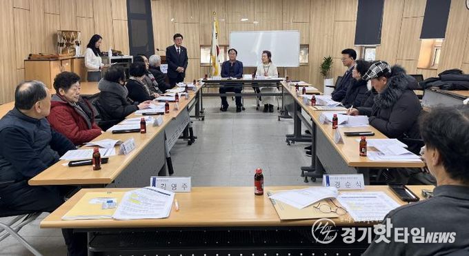 수원시 영통구 원천동, 경로당 맞춤 '바른 복지-건강소식지' 첫 배부