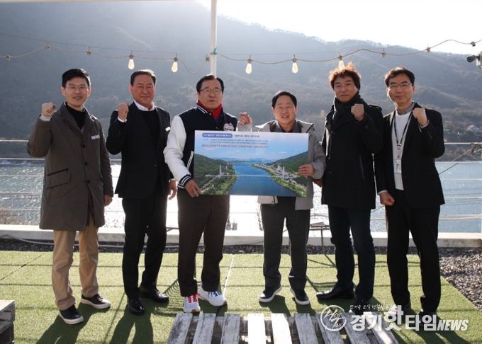 22일 개최된 「하남시-남양주시 상생협력 기반 한강 수변 친환경 연계 발전 방안 공동 연구 용역 보고회」를 기념하여 이현재 하남시장을 비롯한 관계자들이 기념사진 촬영을 하고 있다.