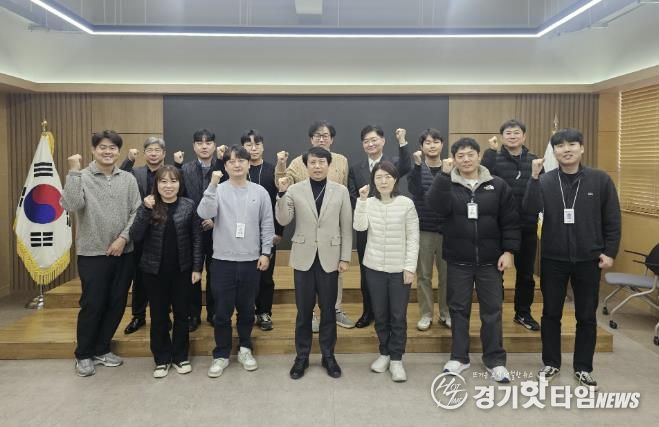 21일 자율주행자동차 시범운행지구 운영 간담회가 끝나고 회의 참석자들이 기념사진을 촬영하고 있다.