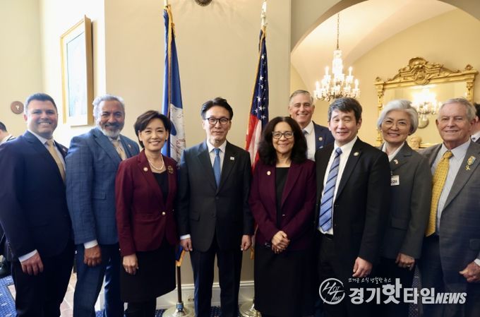 미국을 방문 중인 김민석 국무총리가 22일(현지시간) 미국 의사당을 방문, 하원 주요 인사들과 오찬 간담회를 하고 있다.