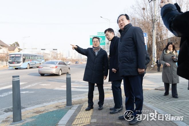 23일 오후 김동연 경기도지사와 이권재 오산시장이 북오산ic 진입로 확장 현장 확인을 하고 있다.