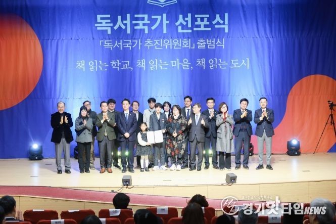 이재준 시장(왼쪽 3번째) 등 선언문 낭독자들이 함께하고 있다.