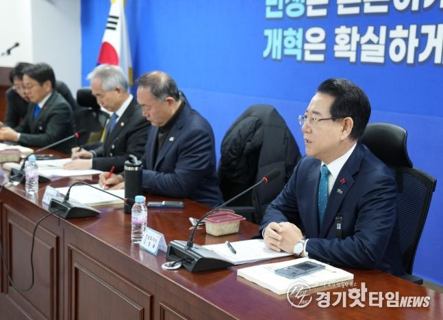 김영록 전라남도지사가 27일 서울 국회의원회관에서 열린 광주·전남 행정통합 특별법 검토 제4차 간담회에서 지역 국회의원들과 특별법에 대해 논의하고 있다.