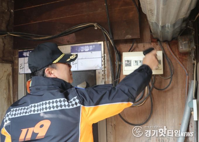 광명소방서, 소하동 판자촌 생활 속 화재 예방 위한 안전용품 설치·홍보