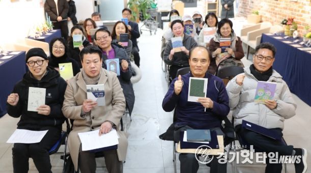 지난 27일 하안도서관 1층 '열린시민전시코너'에서 '2025 광명시 독립출 간담회'를 진행하고 기념사진을 촬영하고 있다.