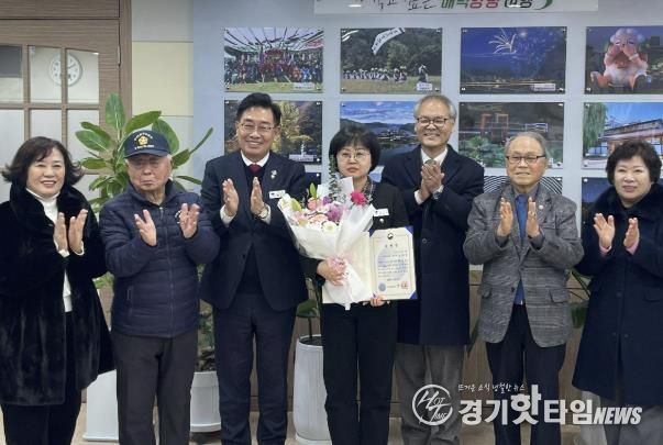 양평군청 김은정 주무관(가운데)이 국가보훈부장관 표창을 전수 받은 후 박용주 경기북부보훈지청장(오른쪽), 전진선 양평군수(왼쪽) 및 보훈단체장 등에게 축하를 받고 있다.