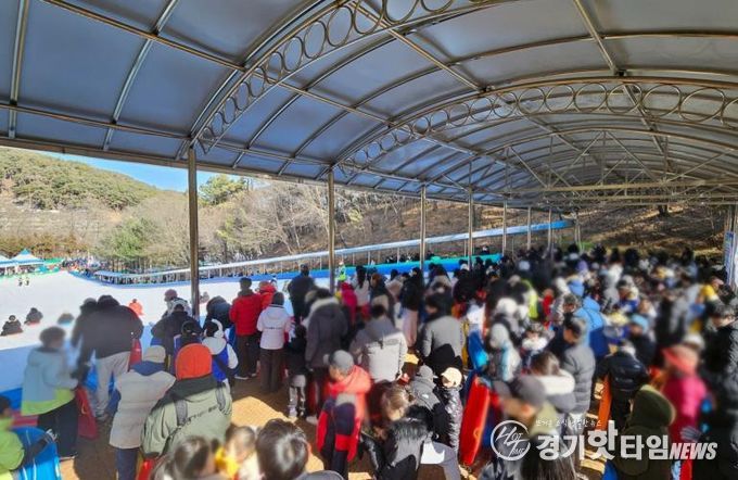 무봉산청소년수련원 눈썰매장에서 눈썰매를 타기 위해 기다리는 이용객들 모습