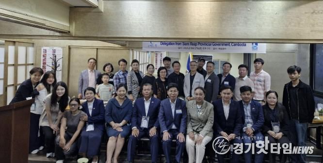 수원마을 출신 우수 졸업생과 국제교류센터 관계자들이 기념사진을 촬영하고 있다.