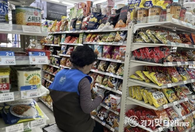 GS25 시니어 동행편의점에서 근무 중인 점원