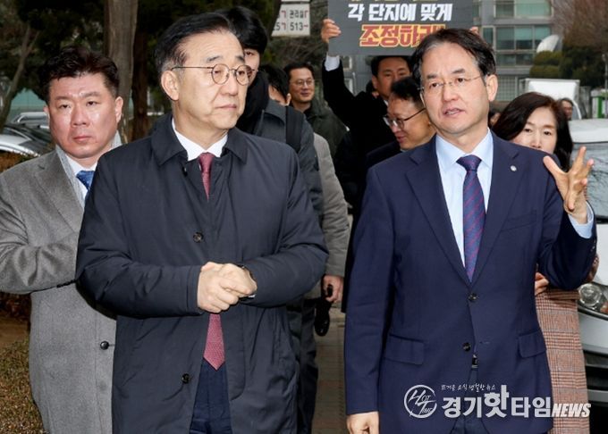 일산신도시 선도지구 강촌마을 현장점검에 나선 이동환 고양특례시장(오른쪽)과 김윤덕 국토교통부 장관(왼쪽)