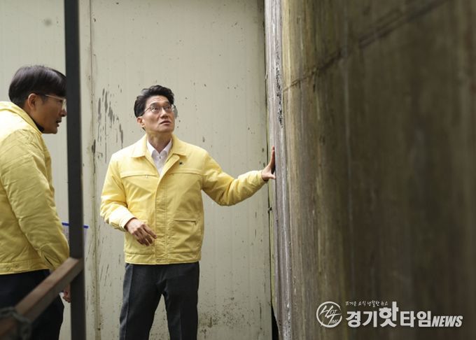 윤성진 화성특례시 제1부시장이 해빙기 급경사지 붕괴위험지역을 찾아 옹벽 상태를 점검하고 있다.