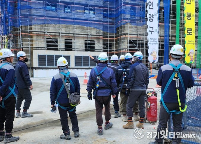 합동안전점검반이 관내 대규모 건축공사현장에서 안전점검을 하고 있다.