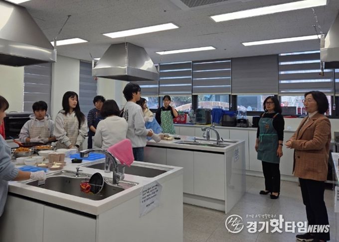 광명시 광명5동 청소년지도협의회(회장 김영란)는 지난 23일 광명5동 행정복지센터 공유부엌에서 청소년지도협의회 위원들과 관내 청소년 5명이 함께하는 ‘건강한 오란다 만들기’ 체험 행사를 개최했다.