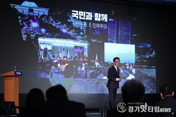 김민석 국무총리가 24일 충북 청주 엔포드호텔에서 열린 K-국정설명회에서 더불어민주당 국회의원, 광역·기초 의원, 당원들을 대상으로 특별강연을 하고 있다.