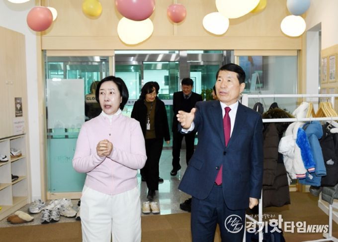 구리시 영·유아케어센터 운영 현황에 대해 보고받는 백경현 구리시장