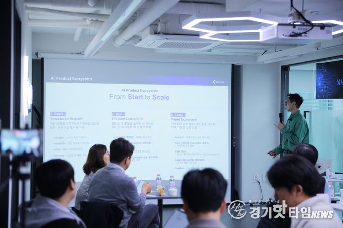 SotaTek Korea 전문가, 세미나에서 기업을 위한 AI 전략과 실전 적용 방안을 소개하고 있다.