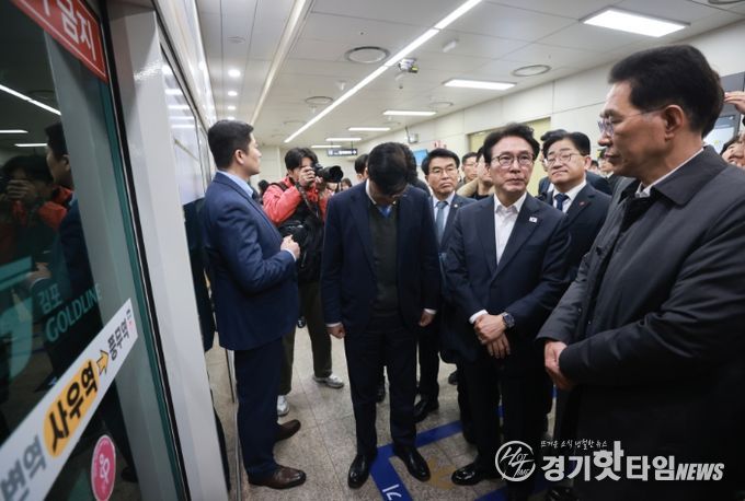 김민석 국무총리가 27일 경기도 김포시 사우역에서 김포 골드라인 열차를 타고 승객 과밀 상황을 점검하고 있다.