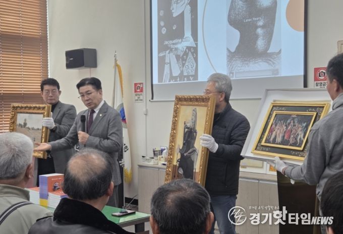 작품을 설명하고 있는 꾸바아트센터 차효준대표 (사진제공=K trendy NEWS)