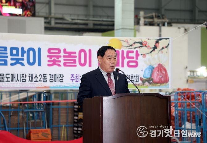 이재식 수원특례시의회 의장이 수원농수산물도매시장 정월대보름 행사에서 인사말을 하고 있다.