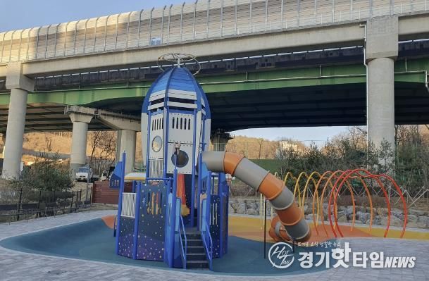 신규로 조성된 부곡동 물놀이장에 보호자가 땡볕을 피할 그늘막이 전무한 모습