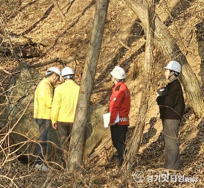윤성진 제1부시장이 정남면 산사태 취약지역에서 관계 공무원들과 함께 사면 상태를 점검하고 있다.