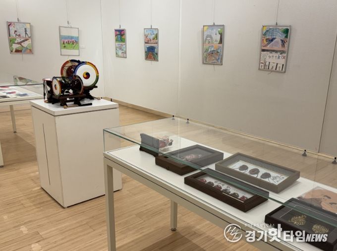 일본 야마토시 문화창조 복합시설인 시리우스 1층 갤러리에 전시 중인 광명시 어린이 작품과 한국 전통 물품.