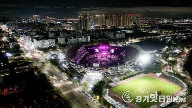 공연 열기로 가득찬 고양종합운동장 전경